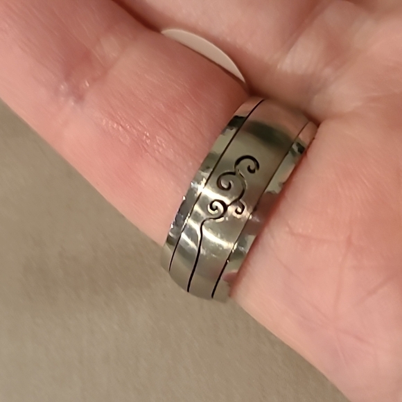 Spinner ring stainless steel swirl designs - Picture 2 of 6